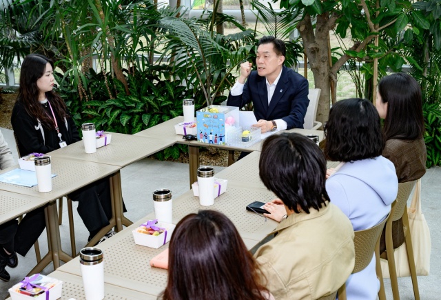 ▲ 수원시가 전국 최초로 ‘악성민원대응 전문관’을 채용했다. 사진은 이재준 수원시장이 민원을 응대하는 공직자들을 만나 대화하고 있는 모습. ⓒ수원시 제공