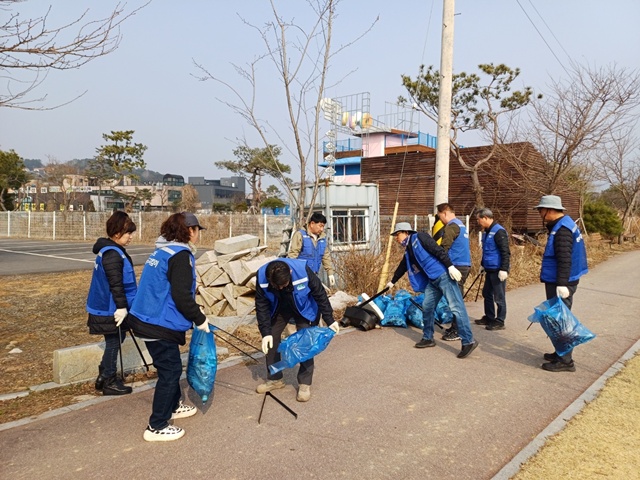 ▲ 경기도 하천·계곡지킴이 활동 모습. ⓒ경기도 제공
