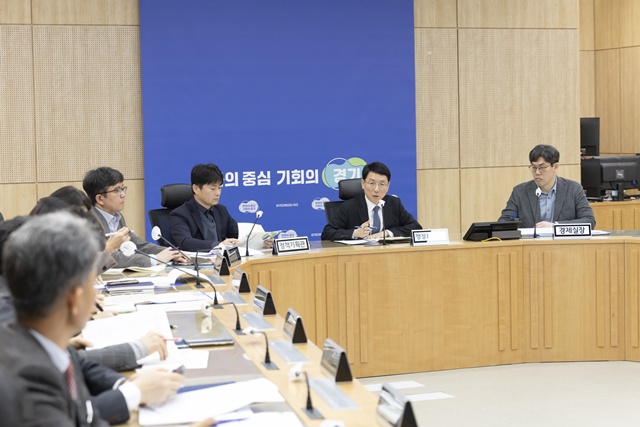 ▲ 김성중 행정1부지사가 17일 도청에서 실국장들과 2025년 예산 신속집행 추진 점검회의를 진행하고 있다. ⓒ경기도 제공