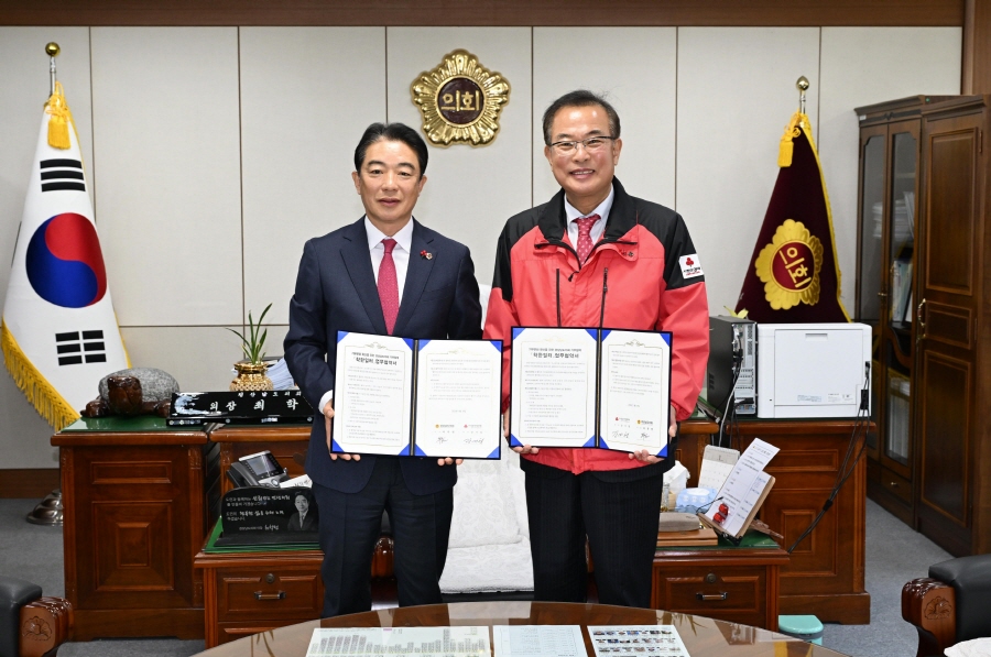 ▲ 최학범 경남도의회 의장이 경남사회복지공동모금회와 17일 ‘착한일터’ 업무협약을 맺었다. ⓒ경남도의회 제공