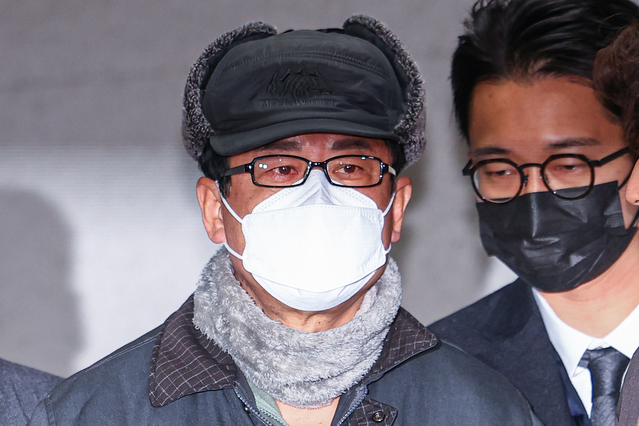 ▲ 노상원 전 국군정보사령관이 지난해 12월 24일 오전 서울 은평구 서울서부경찰서에서 검찰로 송치되고 있다. ⓒ연합뉴스