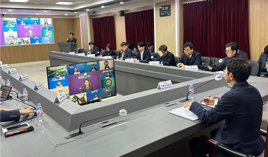 ▲ 충북도는 17일 도청 영상회의실에서 이방무 기획조정실장의 주재로 ‘2025년 제1회 도-시군 정책협의회’를 열었다.ⓒ충북도