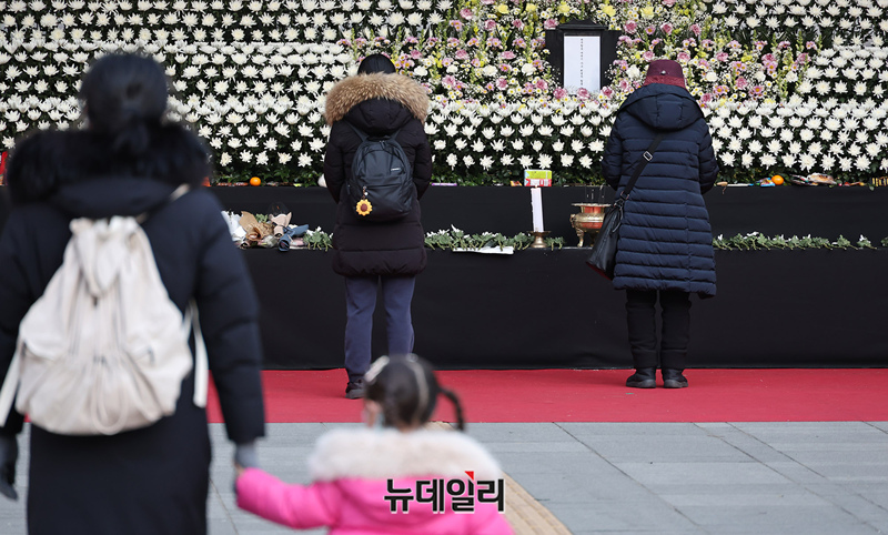 ▲ 서울시청 앞 합동분향소에서 한 시민이 조문하는 모습. ⓒ정상윤 기자