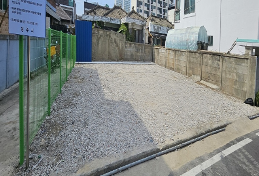▲ 빈집 철거 후 조성한 주차장.ⓒ청주시