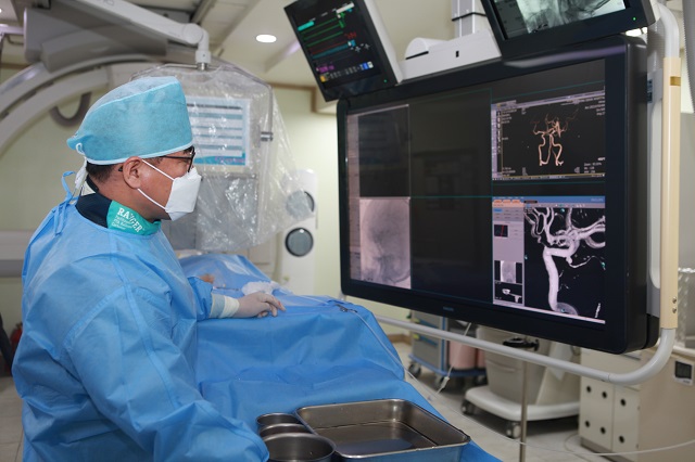 ▲ 신경외과 조재훈 과장이 시술을 하고 있다.ⓒ포항세명기독병원