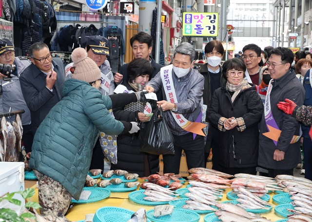 ▲ 이강덕 시장이 지난 17일 지역 유관 기관 및 각종 단체와 함께 죽도시장을 찾아 전통시장 장보기를 실시했다.ⓒ포항시