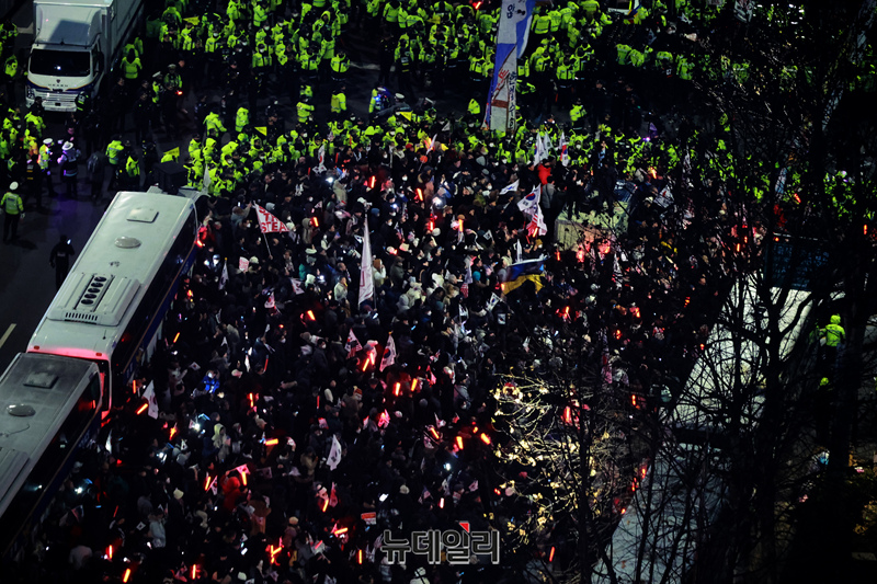 ▲ 윤석열 대통령의 구속영장심사가 진행 중인 18일 오후 서울 마포구 서울서부지법 앞에 대거 모인 시민들이 윤 대통령 지지 집회를 하고 있다. ⓒ이종현 기자