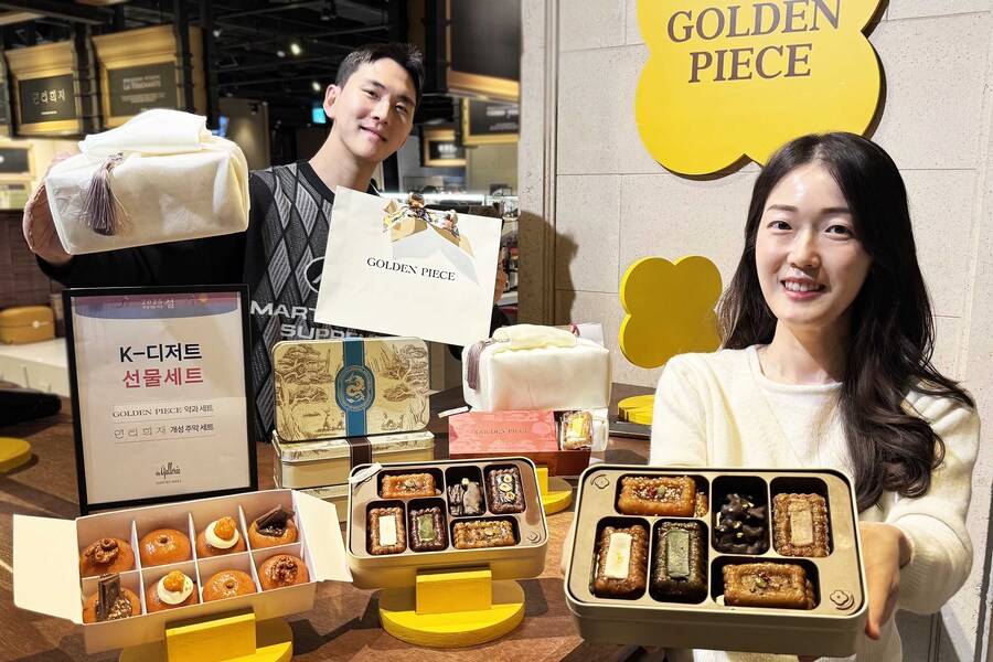 ▲ 서울 갤러리아명품관에서 모델들이 ‘K-디저트 선물세트’를 소개하고 있다.ⓒ갤러리아