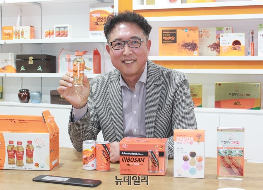 ▲ ㈜금산몰의 서병훈 대표가 인터뷰 도중 인삼 한 뿌리가 병에 담긴 인보삼 제품을 자랑하고 있다.ⓒ김정원 기자