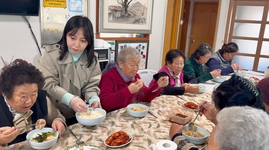▲ 방곡리로 귀촌한 오혜린 씨가 주민들께 음식을 대접하고 있다.ⓒ단양군