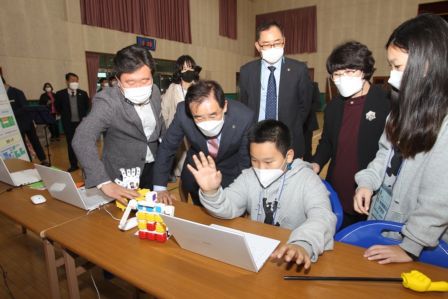 ▲ 송기섭 진천군수와 관계자들이  스마트 교육 현장을 참관하고 있다.ⓒ진천군