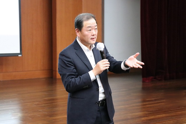 ▲ 지난 17일 열린 2025년 KB캐피탈 경영전략회의에서 빈중일 대표이사가 올해 경영전략에 대해 말하고 있다.ⓒKB캐피탈