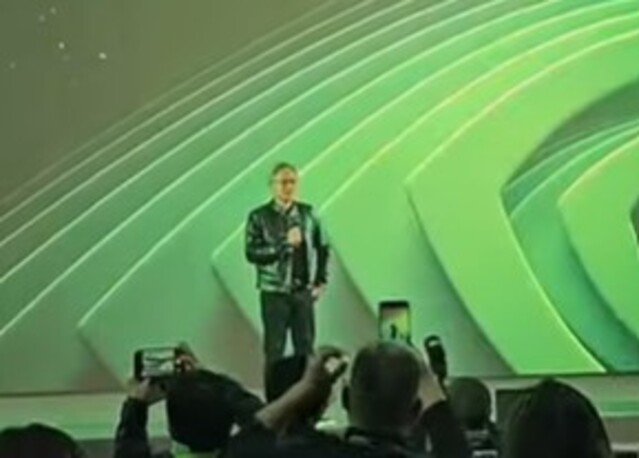 ▲ 지난 15일 오후 엔비디아 선전 지사의 춘제 행사에 참석한 젠슨 황 엔비디아 최고경영자. 250120 펑파이신문 공식 유튜브 갈무리.ⓒ@ThePaper