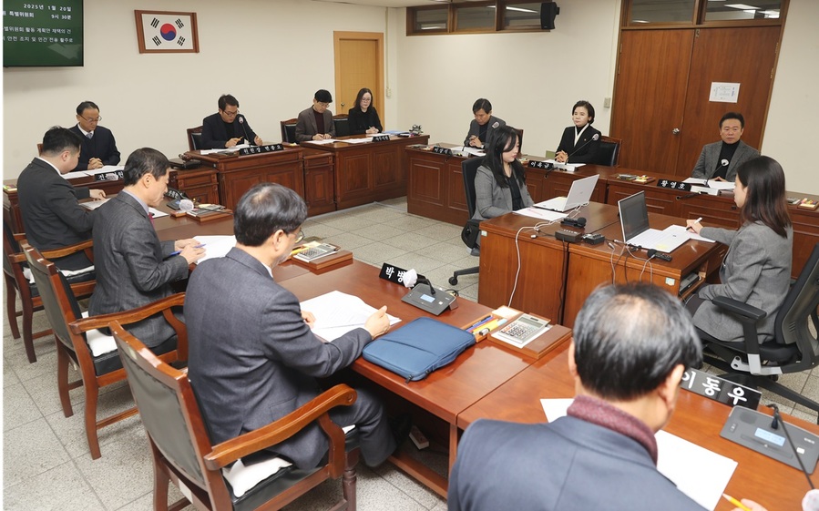 ▲ 충북도의회(의장 이양섭)는 20일 제423회 임시회 1차 본회의에서 ‘청주국제공항 항공사고 대비 안전 조치 및 민간 전용 활주로 신설 촉구 건의안’을 채택했다.ⓒ충북도의회