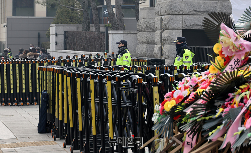 ▲ 윤석열 대통령 탄핵심판을 진행하는 헌법재판소 입구에 20일 오전 경찰이 재판소 입구를 통제하고 있다. ⓒ정상윤 기자