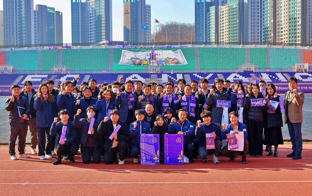 ▲ 안양도시공사 직원들이 지난 17일 FC안양의 연간회원권 구매 후 기념촬영을 하고 있다. ⓒ안양도시공사 제공