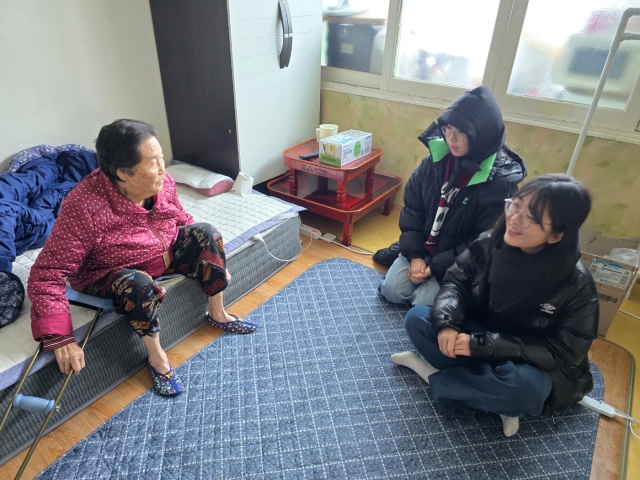 ▲ 꾸미루미 소속 청소년들이 독거 어르신 가정 카본매트를 전달한 뒤 어르신과 대화를 나누고 있다. ⓒ꾸미루미 제공