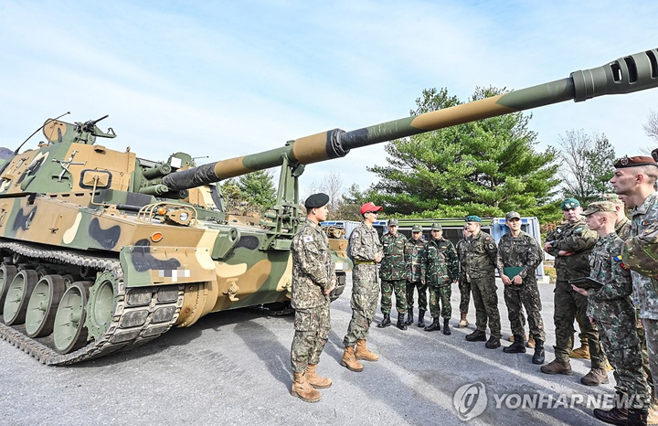 ▲ 작년 11월 'K9자주포 기본과정' 및 '심화과정'에 참가한 교육생들이 K9자주포에 대한 소개교육을 받는 모습 ⓒ연합뉴스