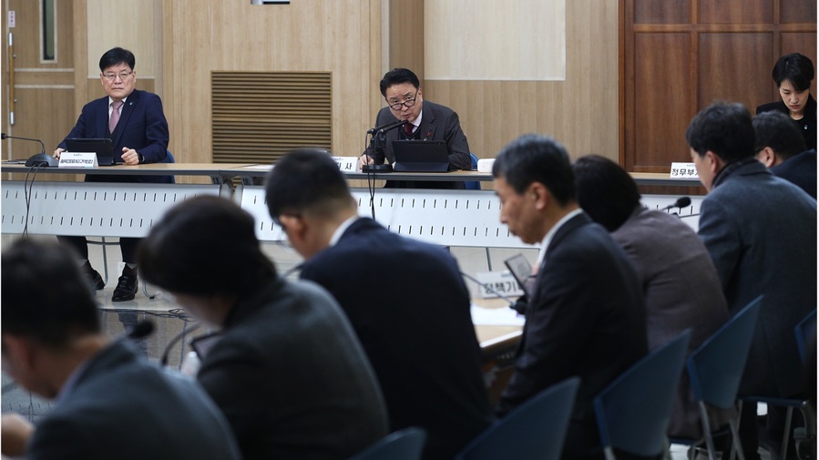 ▲ 김영환 충북지사가 20일 도청 대회의실에서 열린 확대간부회의에서 발언하고 있다.ⓒ충북도