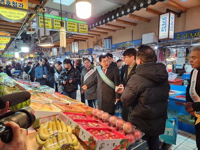 ▲ 주낙영 시장이 지난해 2월 설 명절을 맞아 전통시장 및 상점가를 차례로 돌며 ‘설 명절 전통시장 장보기’ 행사를 하고 있다.ⓒ경주시