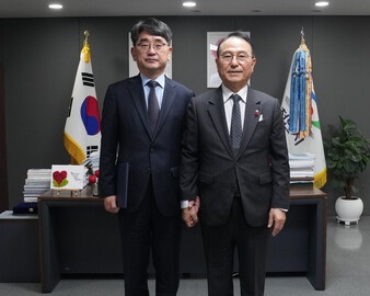 ▲ 박상돈 시장(우)과 신광호 신임 사장.ⓒ천안시