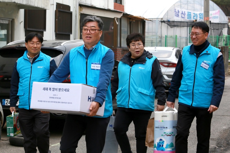 ▲ 현대제철 당진제철소가 20일 당진시종합복지타운에서 설 명절을 앞두고 저소득층 400가구에 2천만원 상당 선물과 37개 복지시설에 상품권(1500만원 상당) 전달했다. 현대제철 직원들이 선물을 전달하기 위해 이동하고 있다.ⓒ현대제철 당진제철소