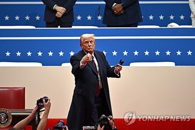 ▲ 도널드 트럼프 미국 대통령이 20일(현지시간) 지지자들 앞에서 행정명령에 서명하고 사용한 펜을 관중석으로 던지며 환호받고 있다. 출처=AFPⓒ연합뉴스