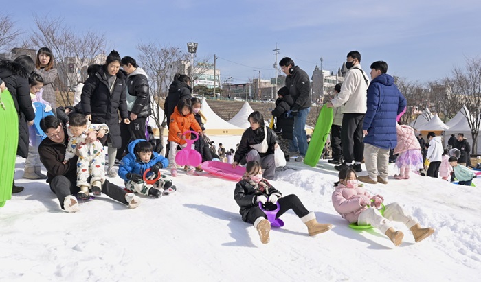 ▲ 새롭게 조성된 어린이 겨울 놀이터 눈꽃왕국.ⓒ공주시