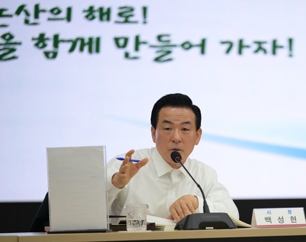▲ 백성현 논산시장이 20일 시청 회의실에서 열린 2025년 주요업무계획 보고회에서 모두 발언을 하고 있다.ⓒ논산시