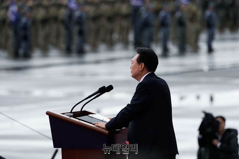 ▲ 윤석열 대통령이 1일 오전 서울공항에서 열린 건군 제76주년 국군의날 기념식에서 기념사를 하고 있다. 2024.10.01. ⓒ서성진 기자