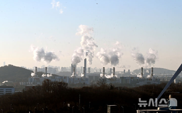 ▲ 지난해 12월18일 오전 인천 서구 서인천복합화력발전소 굴뚝에서 수증기가 뿜어져 나오고 있다. 위 사진은 본 기사 내용과 관련 없음. ⓒ뉴시스