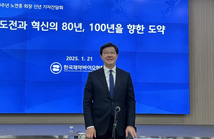 ▲ 노연홍 한국제약바이오협회장이 21일 신년 기자간담회에서 기념 사진을 촬영하고 있다. ⓒ조희연 기자