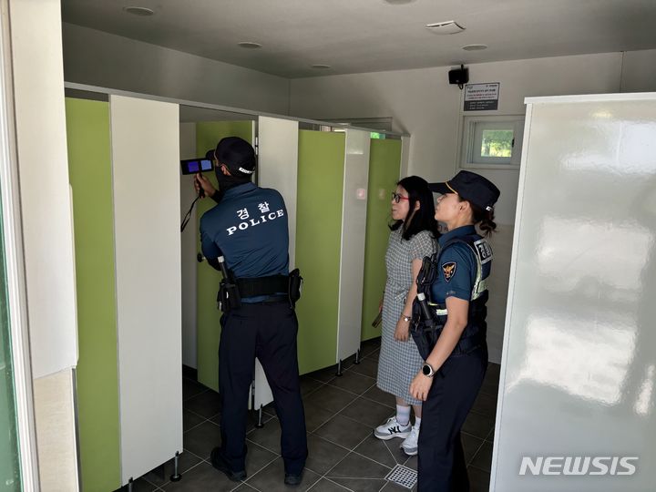 ▲ 충북경찰청 기동순찰대가 지난해 6월18일 청주시 청원구 오창읍 일대에서 성폭력 등 범죄 예방을 위해 청주시와 함께 근린 공원 공중화장실에 설치된 비상벨을 점검하고 있다. 위 사진은 본 기사 내용과 관련 없음. ⓒ뉴시스