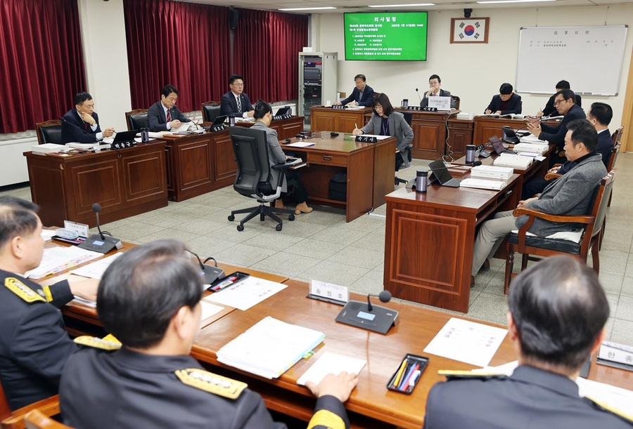 ▲ 충북도의회 건설환경소방위원회(위원장 이태훈, 괴산)는 21일 제423회 임시회 1차 회의를 열어 소방본부와 재난안전실 등 소관 부서에 대한 2025년도 주요업무 계획을 청취하고 조례안 2건을 심사했다.ⓒ충북도의회