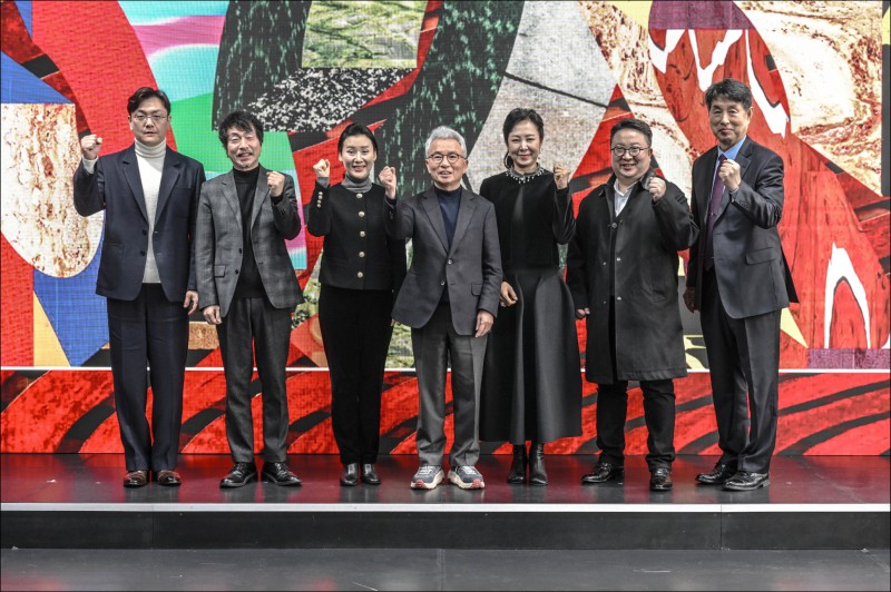 ▲ 왼쪽부터 이승훤 국악관현악단장, 고선웅 극단장, 윤혜정 무용단장, 안호상 사장, 박혜진 오페라단장, 김덕희 뮤지컬단장, 박종원 합창단장.ⓒ세종문화회관