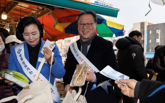 ▲ 시석중 경기신보 이사장이 21일 군포시 산본시장에서 명절 제수용품을 구입하고 있다. ⓒ경기신보 제공