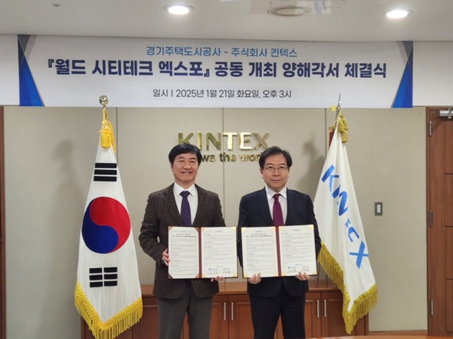 ▲ 김세용 GH 사장(오른쪽)과 이재율 킨텍스 대표가 21일 킨텍스에서 '월드 시티테크 엑스포 2025'의 성공적인 개최를 위한 '공동주최 업무협약(MOU)'을 체결 후 기념촬영을 하고 있다. ⓒ경기주택도시공사 제공