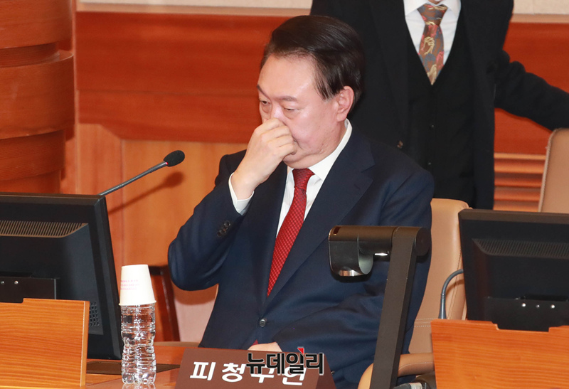 ▲ 윤석열 대통령이 21일 오후 서울 종로구 헌법재판소에서 열리는 탄핵심판 3차 변론에 출석해 차기환 변호사와 대화를 나누고 있다. ⓒ공동취재단