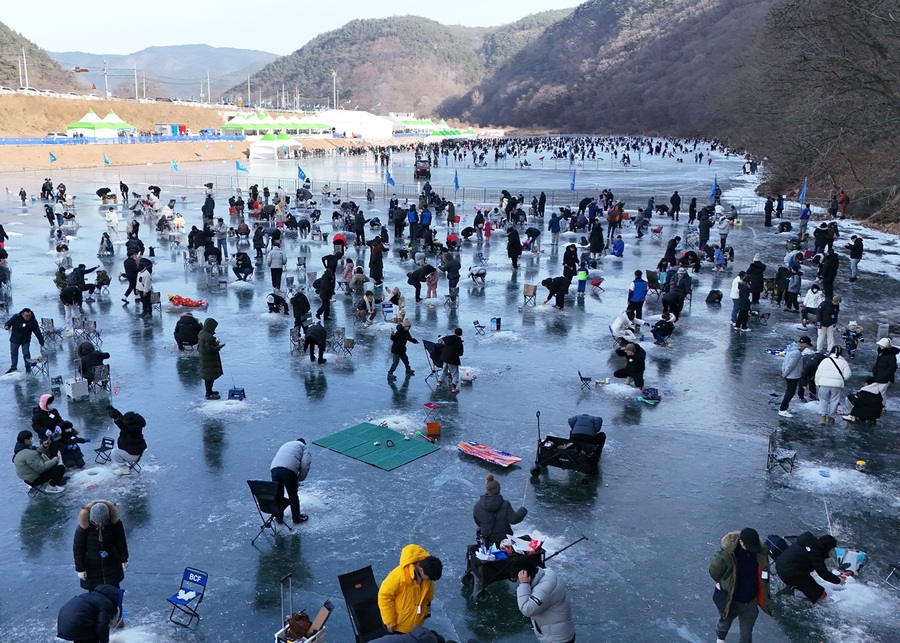 ▲ 영양군(군수 오도창)과 영양군 체육회는 지난 3일부터 19일까지 영양군 현리 빙상장(영양읍 현리 670 일원)에서 ‘제2회 영양꽁꽁겨울축제’를 열었다.ⓒ영양군