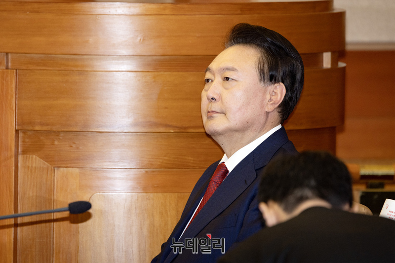 ▲ 윤석열 대통령이 21일 오후 자신의 탄핵 심판에 직접 출석했다. 이날 윤 대통령은 남색 정장에 차림에 빨간 넥타이를 입고 대심판정에 나왔다. 탄핵소추된 현직 대통령이 헌재에 직접 출석하는 건 헌정사상 처음이다. 사진은 윤 대통령이 탄핵심판 3차 변론이 열린 헌법재판소 대심판정에 출석한 모습이다.ⓒ공동취재단