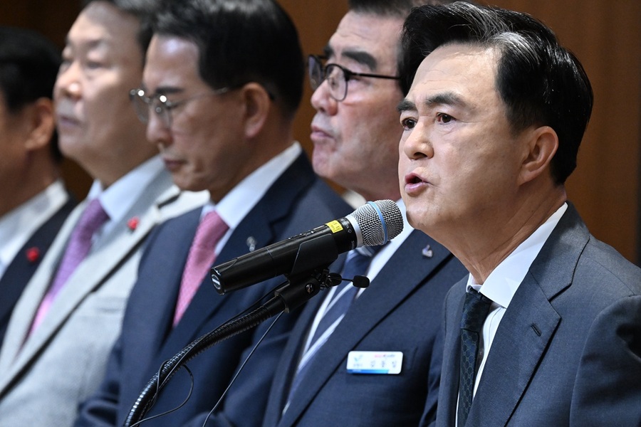 ▲ 김태흠 충남도지사가 21일 오전 도청에서 15개 시장군수 등과 함께 도내 13만명의 영세 소상공인에게 1인당 50만원씩 575억원 규모의 긴급 지원을 발표하고 있다.ⓒ충남도