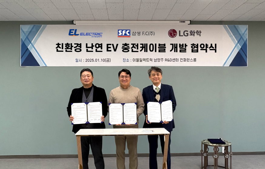 ▲ LG화학 PVC.가소제사업부장 한동엽 전무, 이엘일렉트릭 박정근 대표, 삼성F.C 안종호 대표가 MOU를 체결한 뒤 기념촬영을 하고 있다ⓒLG화학