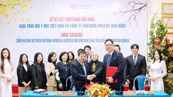 ▲ 서훈교 대상웰라이프 대표이사와 응우옌 반 낀 베트남의사협회 부회장ⓒ대상웰라이프