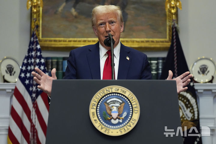 ▲ 도널드 트럼프 미국 대통령이 21일(현지 시간) 워싱턴 백악관 루즈벨트룸에서 연설하고 있다ⓒ워싱턴=AP/뉴시스