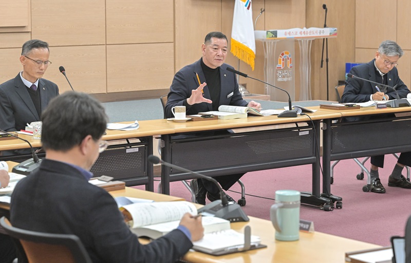 ▲ 21일 공주시청 대백제실에서 열린 2025년 업무계획 보고회에서 최원철 시장이 모두발언을 하고 있다.ⓒ공주시