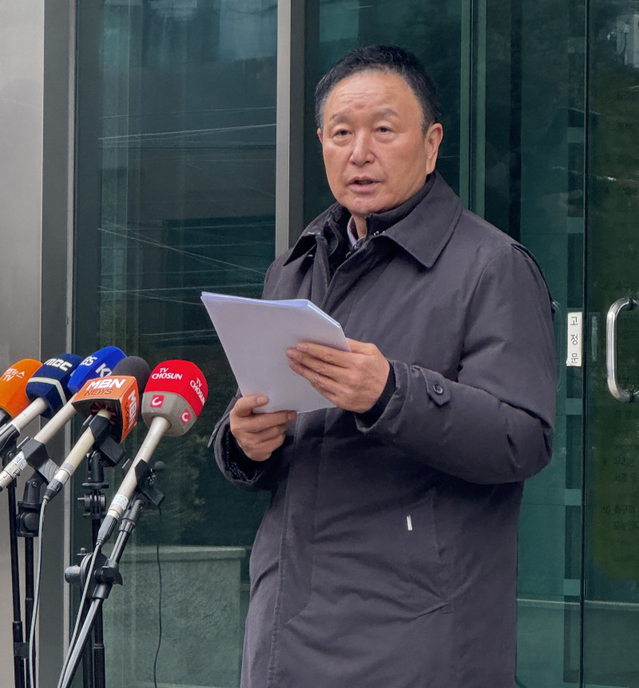 ▲ 허정무 제55대 대한축구협회장 후보가 22일 서울 종로구 축구회관 앞에서 기자회견을 열고 입장문을 읽고 있다.ⓒ허정무 후보 캠프