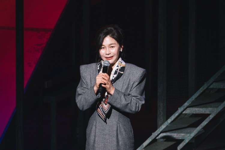 ▲ 길해연 이사장이 '씨어터치 콘서트 시즌 2' 무대에 올라 감사 인사를 전하고 있다.ⓒ한국연극인복지재단