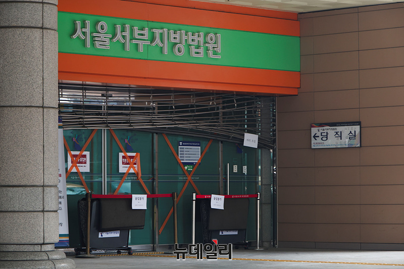 ▲ 지난 20일 윤석열 대통령 구속영장 발부 소식에 일부 시위대가 난입한 서울서부지법의 문이 닫혀 있다. ⓒ서성진 기자