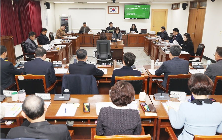 ▲ 충북도의회 교육위원회(위원장 이정범)는 22일 제423회 임시회 2차 회의를 열어 충북도교육청 직속기관 및 교육지원청의 올해 주요 업무계획을 청취했다.ⓒ충북도의회