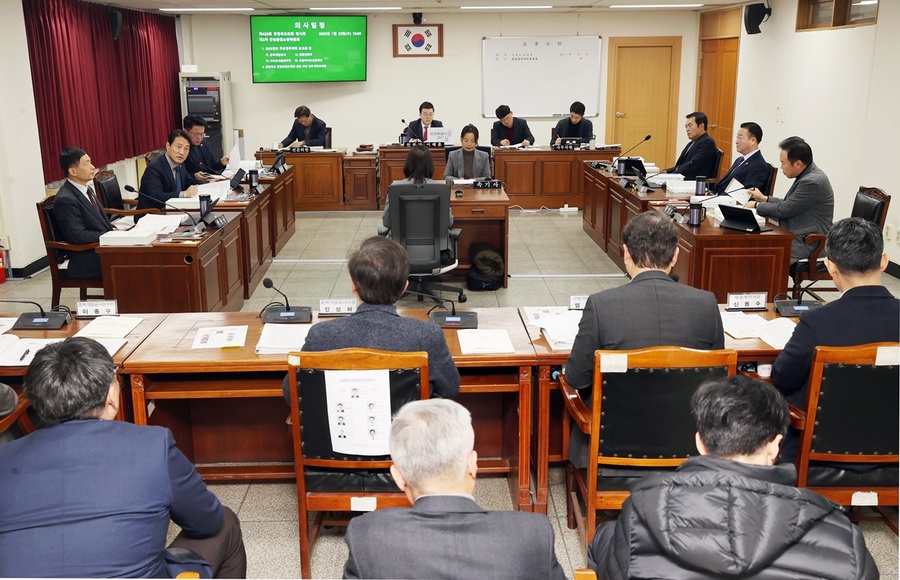 ▲ 충북도의회 건설환경소방위원회(위원장 이태훈, 괴산)는 22일 제423회 임시회 2차 회의를 열어 충북개발공사, 환경산림국, 바이오식품의약국 등 소관 부서에 대한 2025년도 주요 업무계획을 청취하고 조례안 1건을 심사했다.ⓒ충북도의회